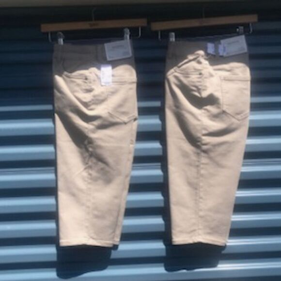 Bermuda Shorts . Size: 4 Average Skimmer ..... (2) Pair Bundle